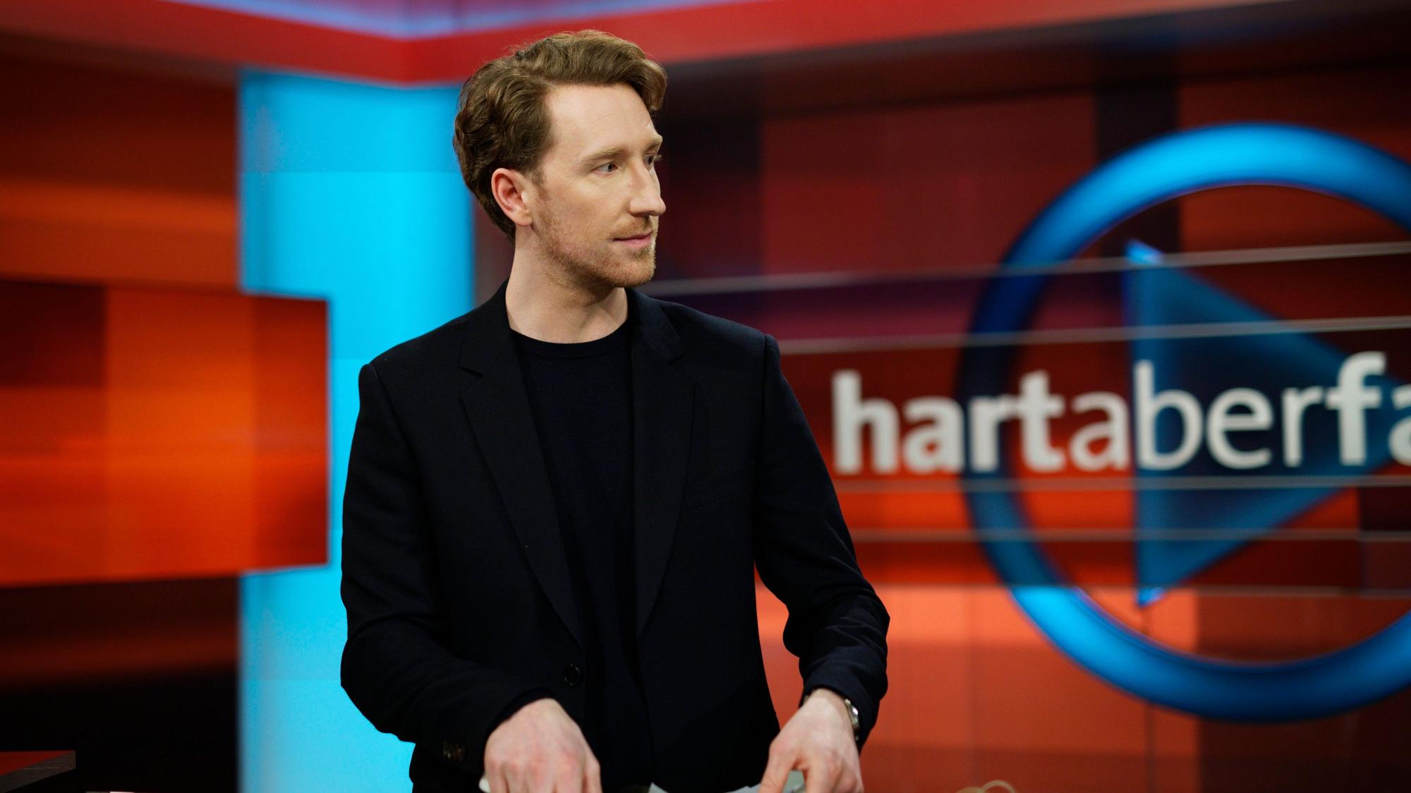 Louis Klamroth moderiert die ARD-Polit-Sendung „Hart aber fair“ seit 2023. Nun steht der Talk auf dem Prüfstand.