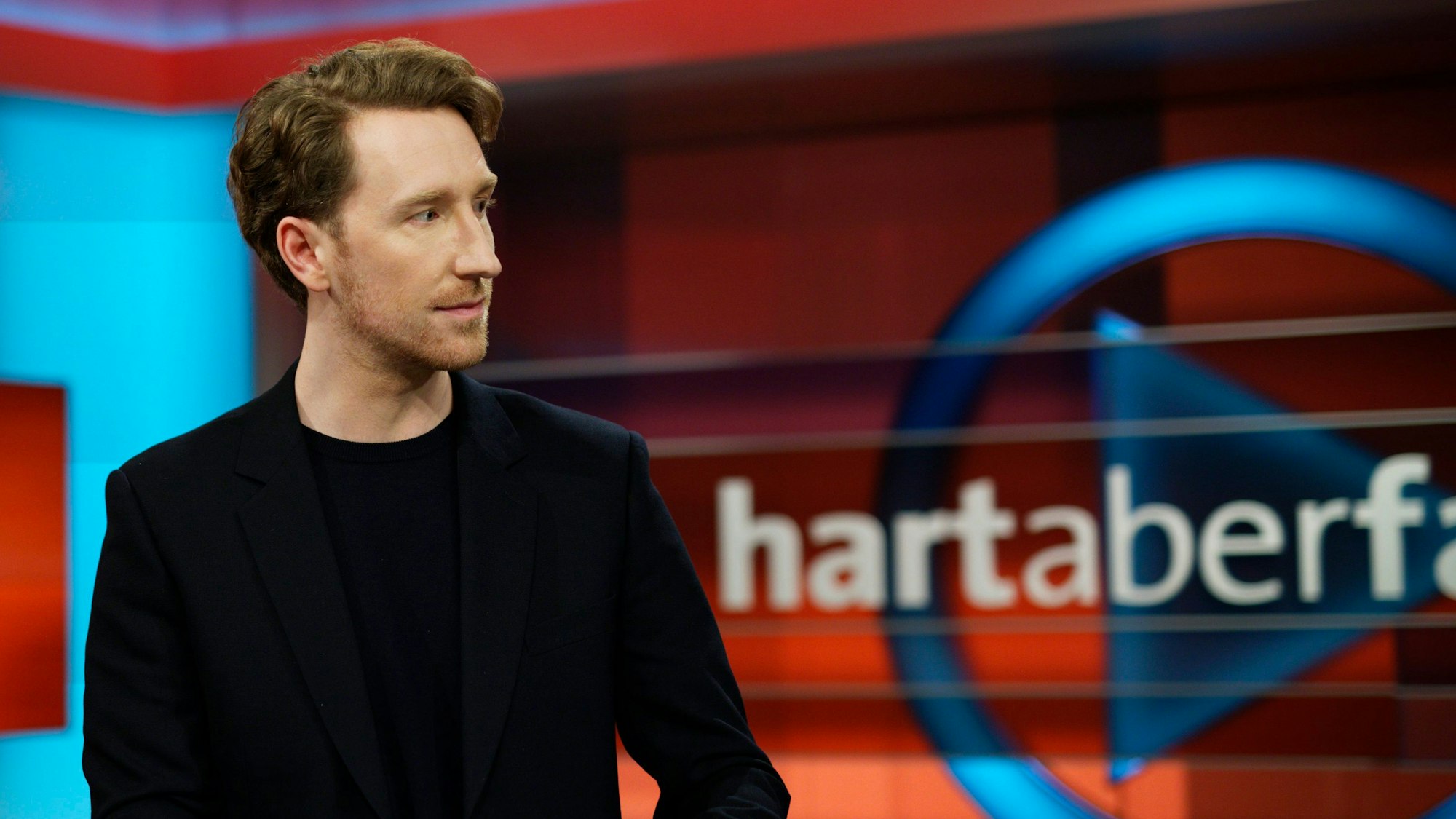 Louis Klamroth moderiert die WDR-Talkshow „Hart aber fair“. Zu Wochenbeginn wies er Linken-Politikerin Sahra Wagenknecht zurecht. (Archivbild)