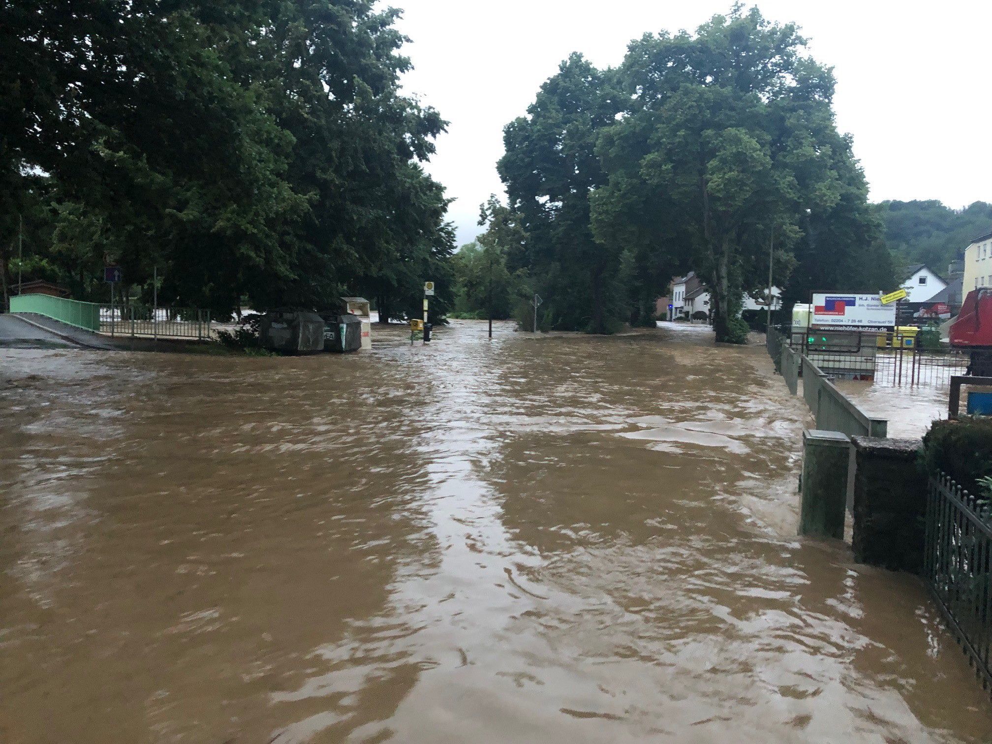 Eine Straße steht komplett unter Wasser.