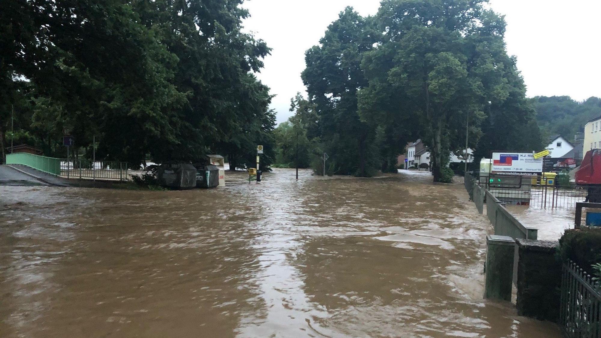 Eine Straße steht komplett unter Wasser.
