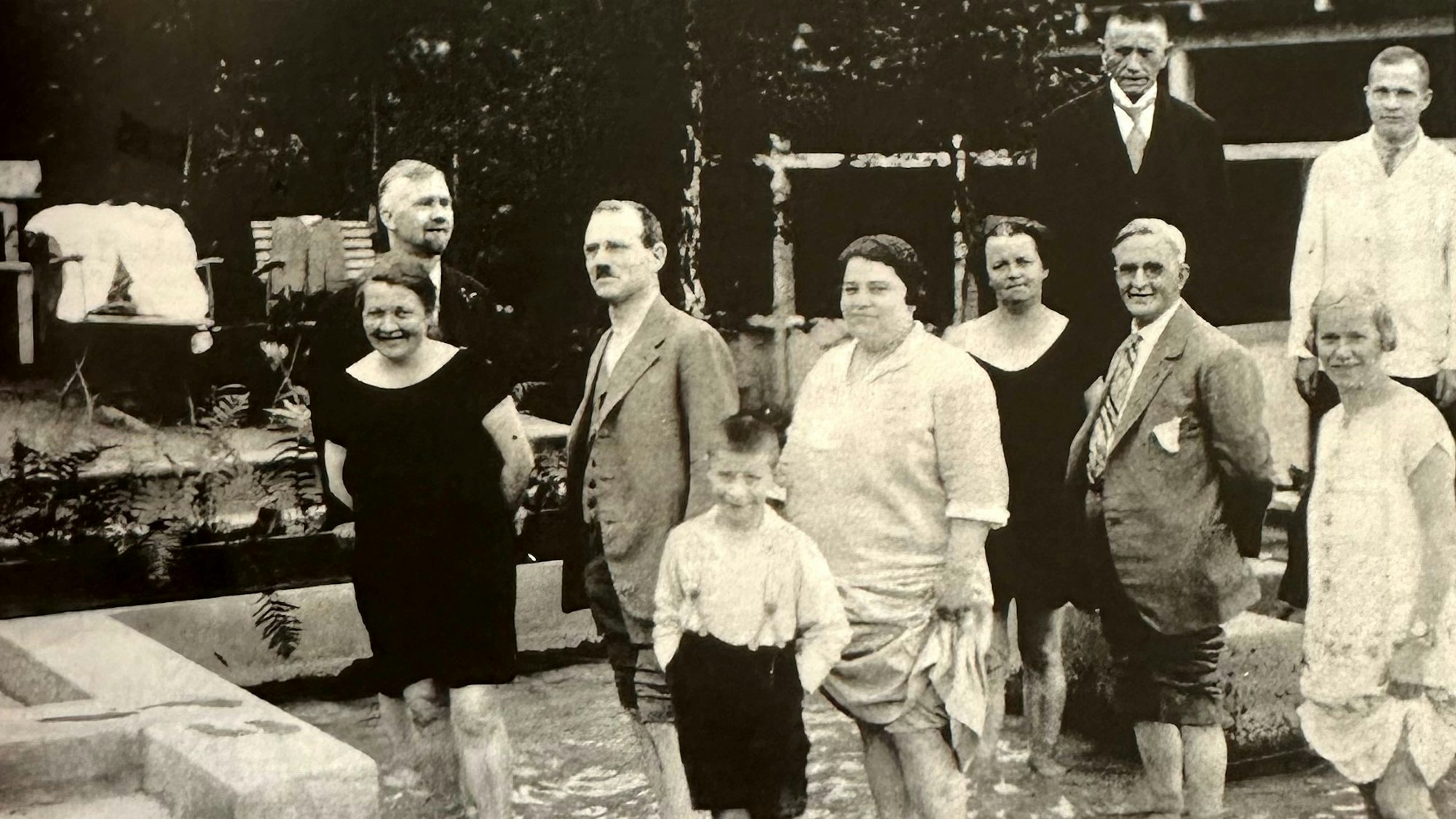 Mehrere Menschen stehen knöcheltief in einem Becken.