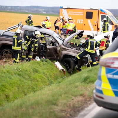 Die Gemeindeverwaltung in Weilerswist sieht sich nach wie vor der Kritik der Feuerwehrleute ausgesetzt. Hier ist die Feuerwehr bei einem Verkehrsunfall in Vernich im Einsatz.