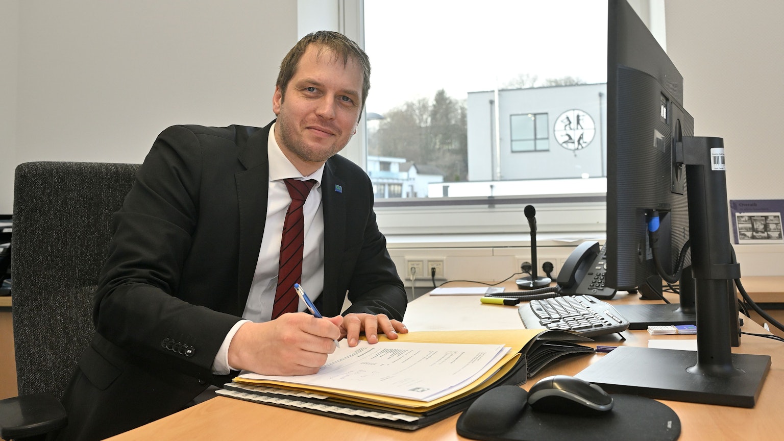 Das Foto zeigt Mario Bredow an seinem Schreibtisch im Rathaus Overath