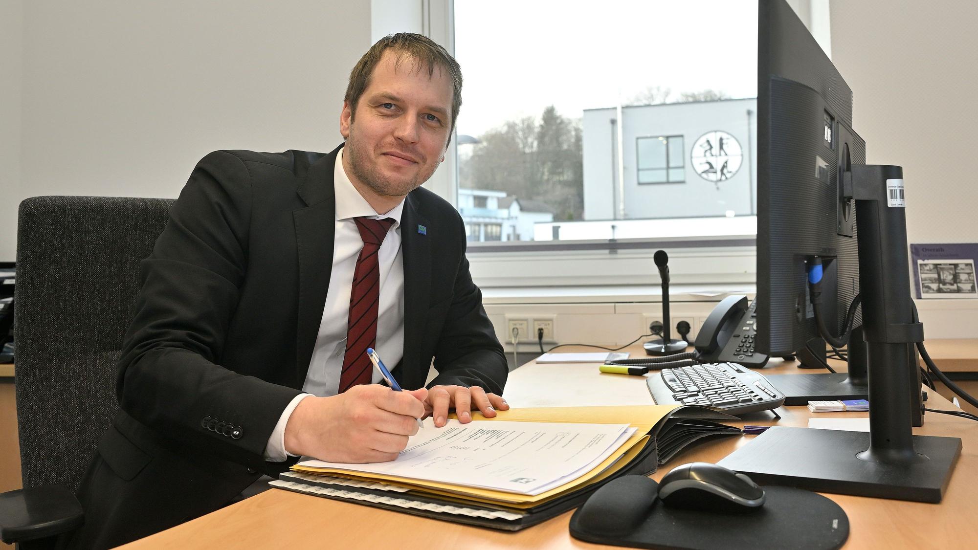 Mario Bredow sitzt an seinem Schreibtisch.