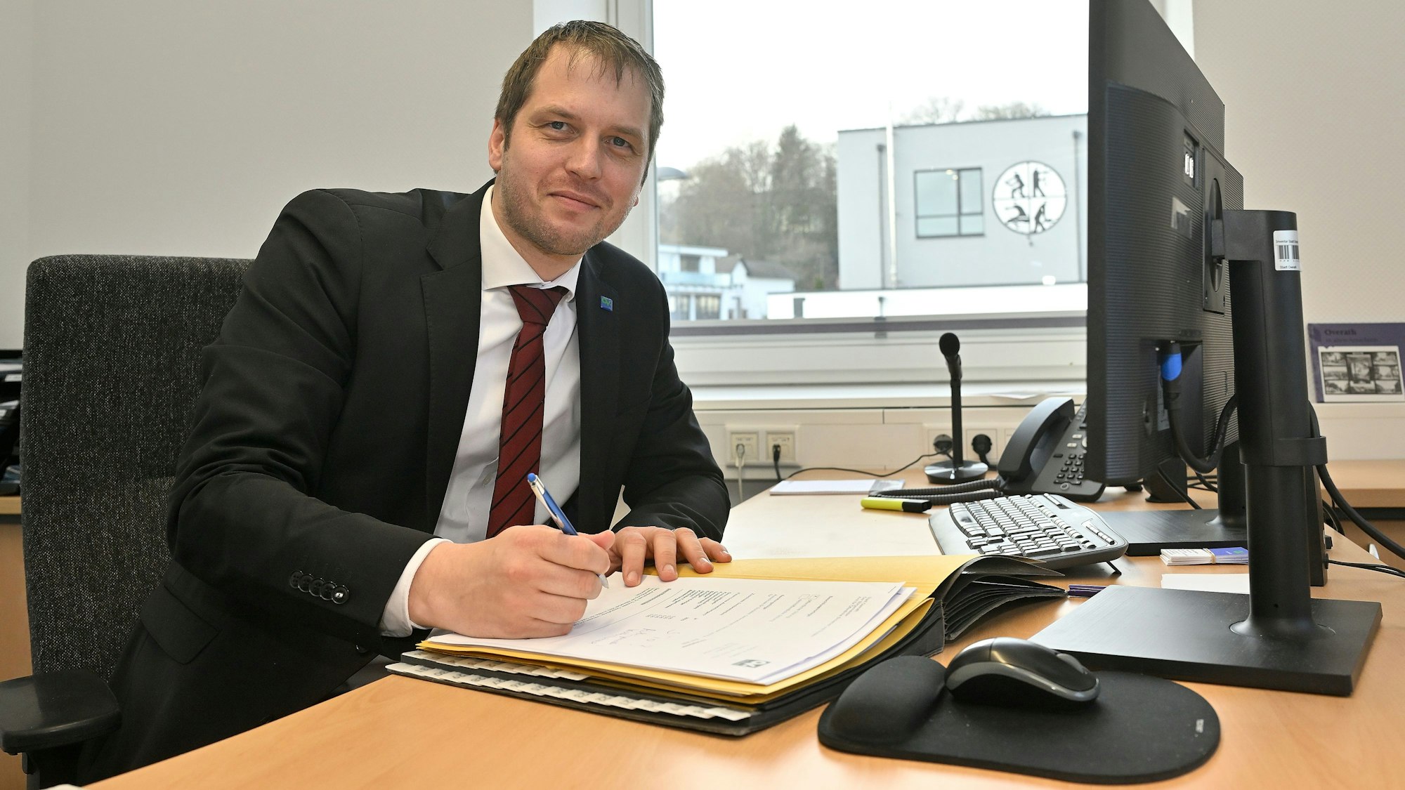 Das Foto zeigt Mario Bredow an seinem Schreibtisch im Rathaus Overath