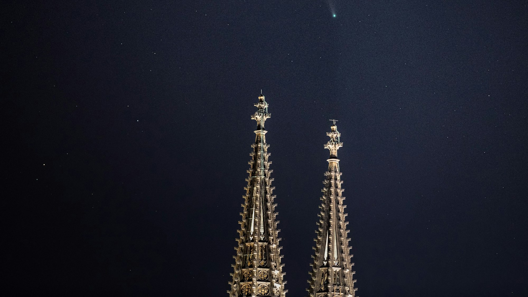 Der Kölner Nachthimmel mit den Spitzen des Kölner Doms.