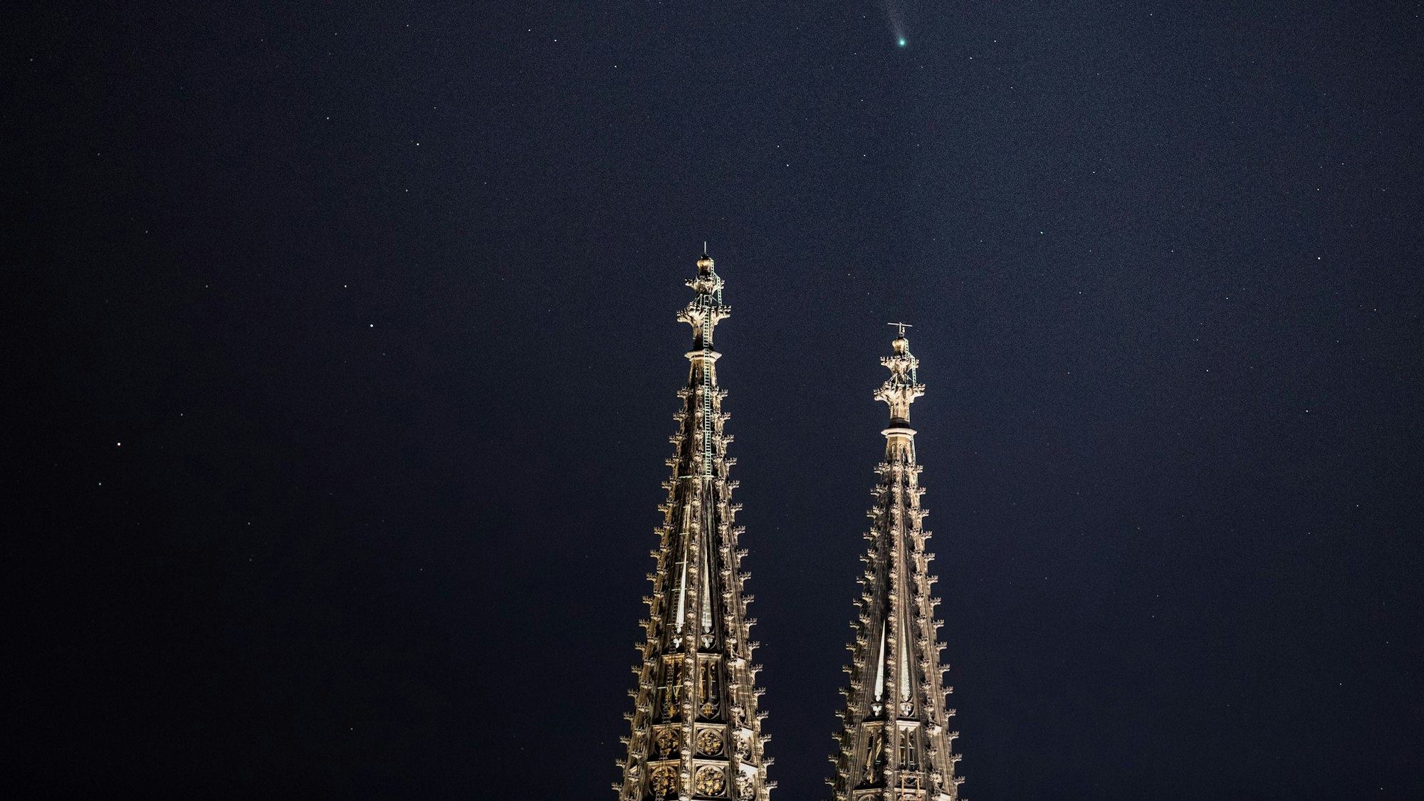 Der Kölner Nachthimmel mit den Spitzen des Kölner Doms.