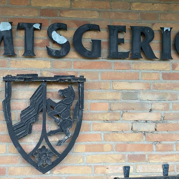 Die Backsteinwand des Bensberger Amtsgerichts.