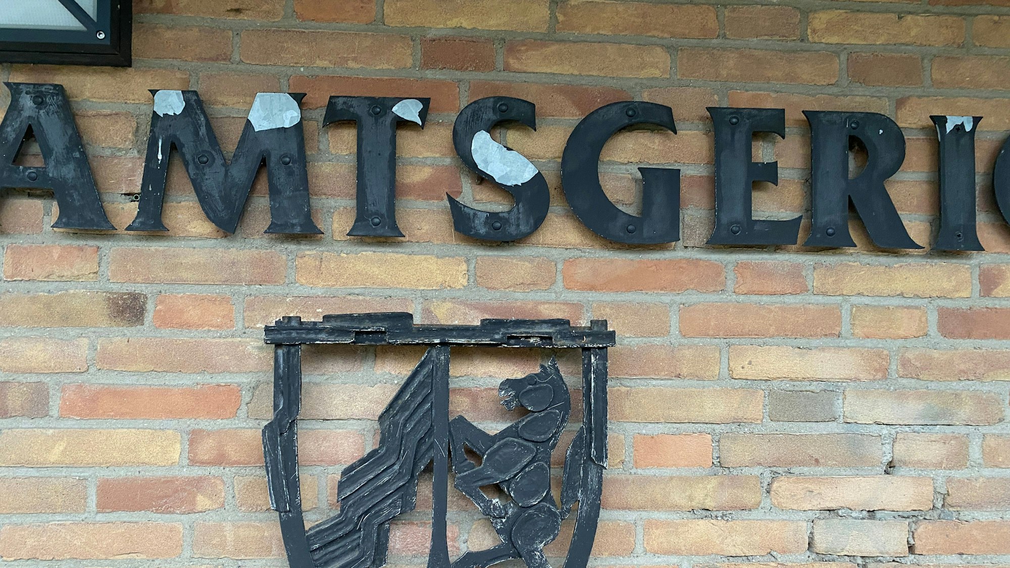 Die Backsteinwand des Bensberger Amtsgerichts.