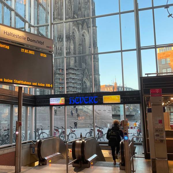 Am Kölner Hauptbahnhof weist eine Anzeigetafel auf die Auswirkungen des KVB-Streiks hin: Hier fahren heute keine Bahnen.