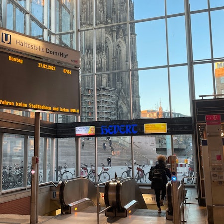 Am Kölner Hauptbahnhof weist eine Anzeigetafel auf die Auswirkungen des KVB-Streiks hin: Hier fahren heute keine Bahnen.