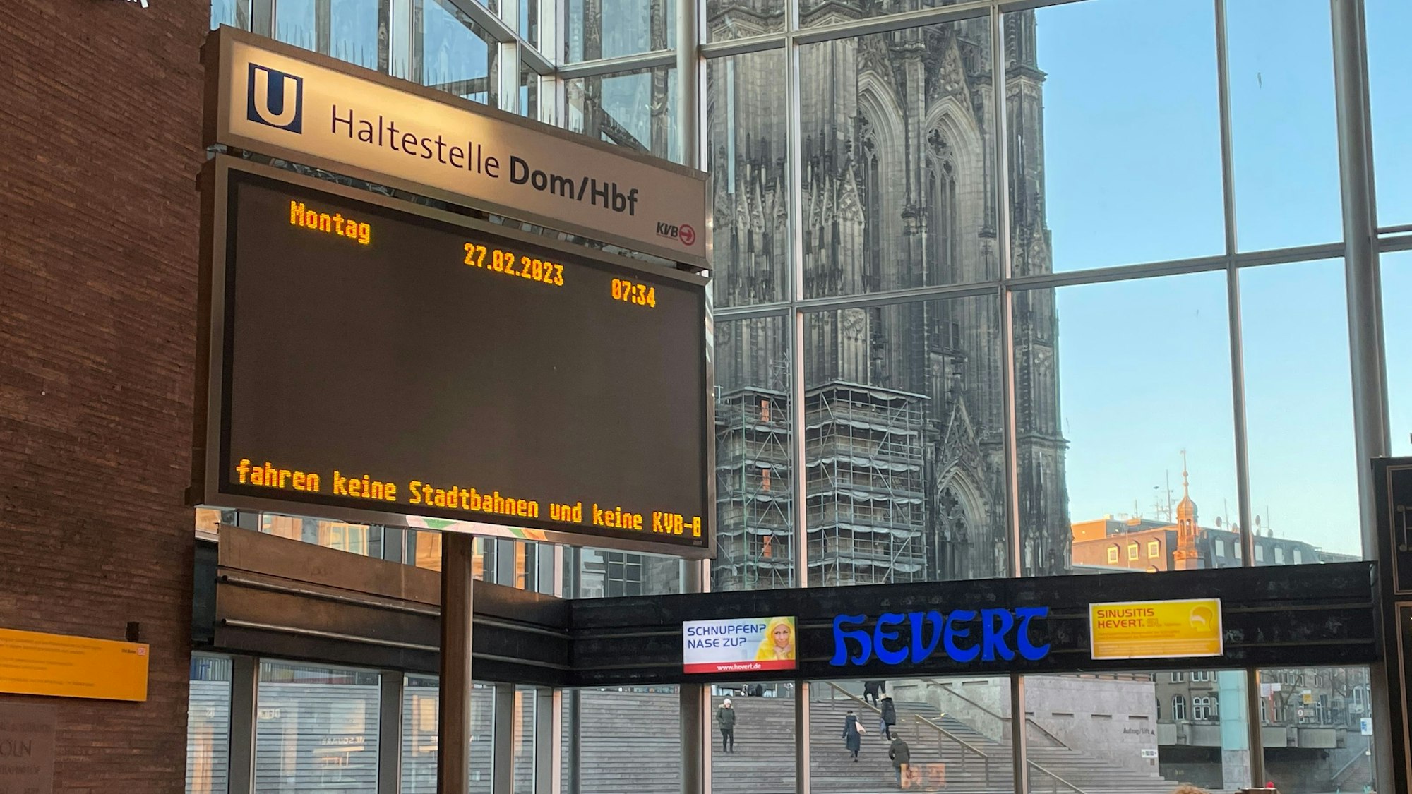 Am Kölner Hauptbahnhof weist eine Anzeigetafel auf die Auswirkungen des KVB-Streiks hin: Hier fahren heute keine Bahnen.
