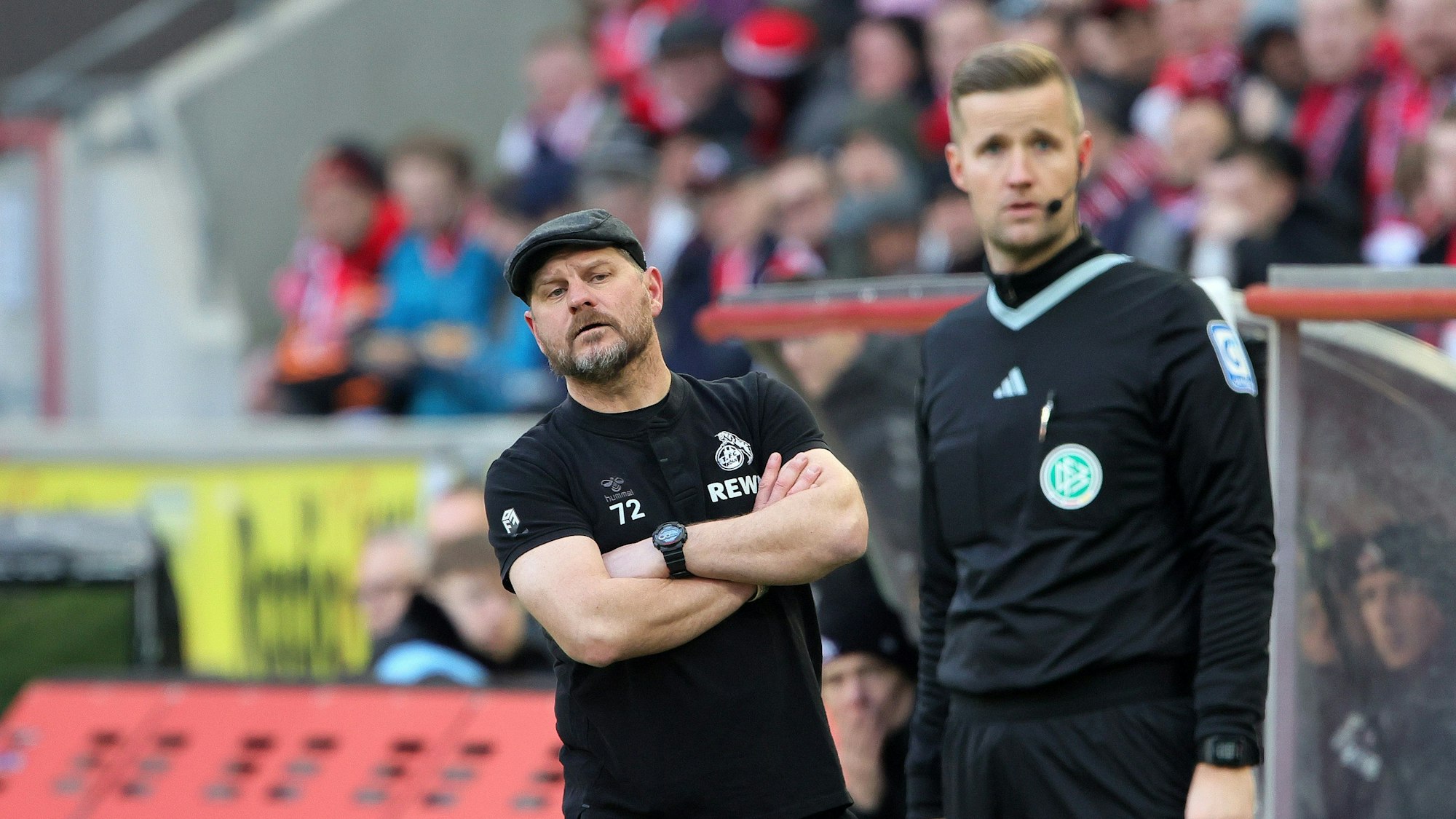 Steffen Baumgart beim Spiel gegen den VfL Wolfsburg am Spielfeldrand.