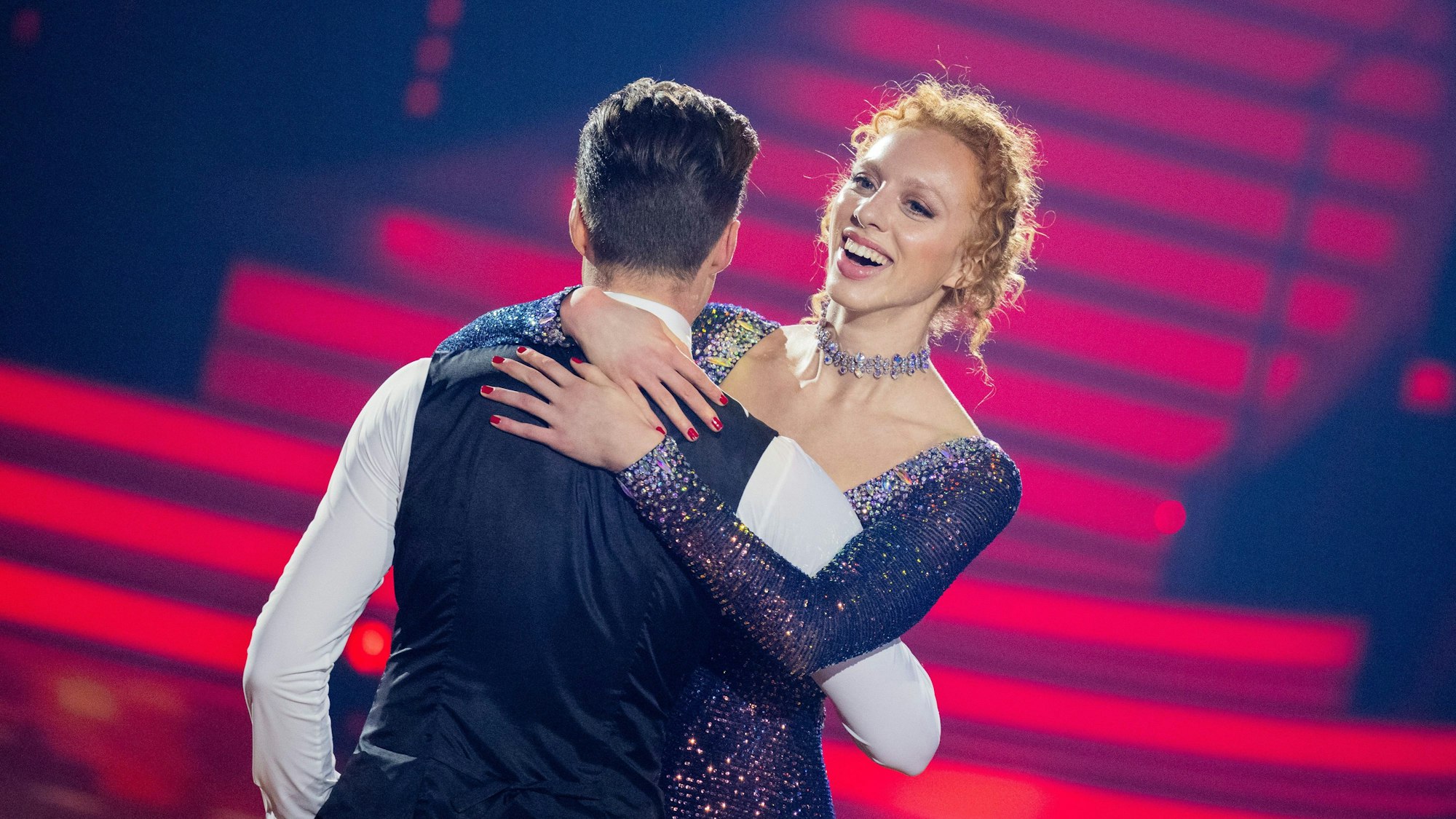 Anna Ermakova, Model, und Valentin Lusin, Profitänzer, tanzen in der RTL-Tanzshow "Let's Dance" im Coloneum. Foto: Rolf Vennenbernd/dpa +++ dpa-Bildfunk +++