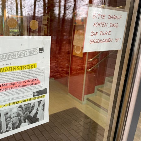 Schild mit Streikaufruf hängt an der Tür einer Leverkusener Kita