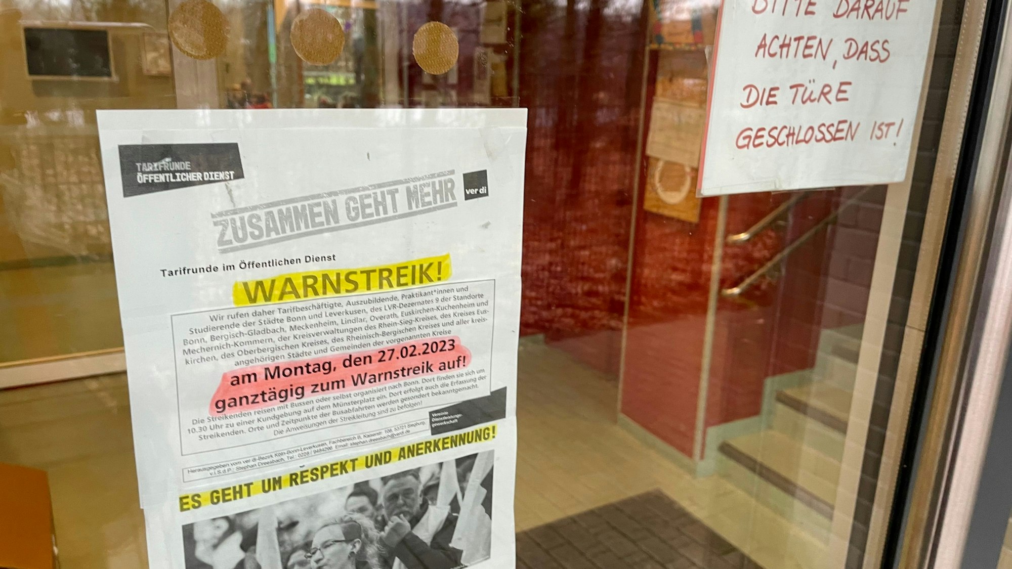 Schild mit Streikaufruf hängt an der Tür einer Leverkusener Kita