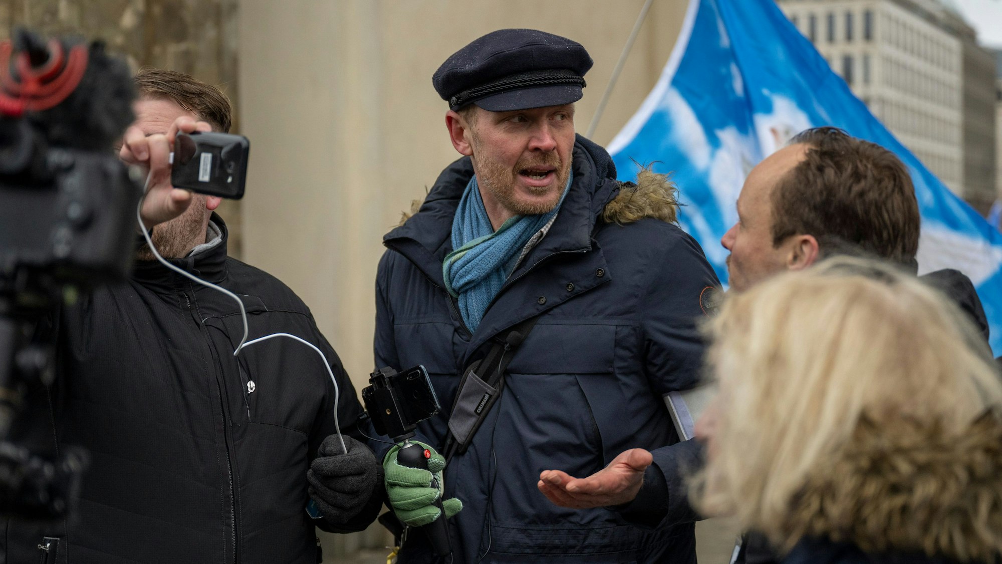 Videoblogger Nikolai Nerling, bekannt als „Volkslehrer“ steht bei der Demonstration für Verhandlungen mit Russland am Brandenburger Tor. Nerling ist als Holocaust-Leugner bekannt.
