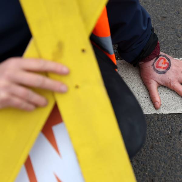 Eine Hand ist auf dem Asphalt festgeklebt.