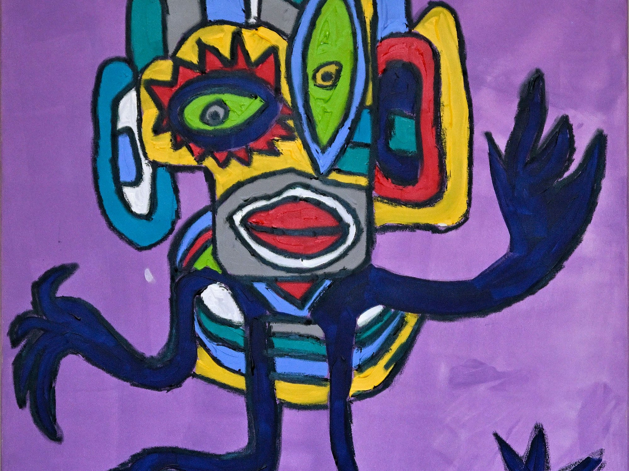 Das Bild einer abstrakten Figur wurde auf einen lila Huntergrund gemalt.