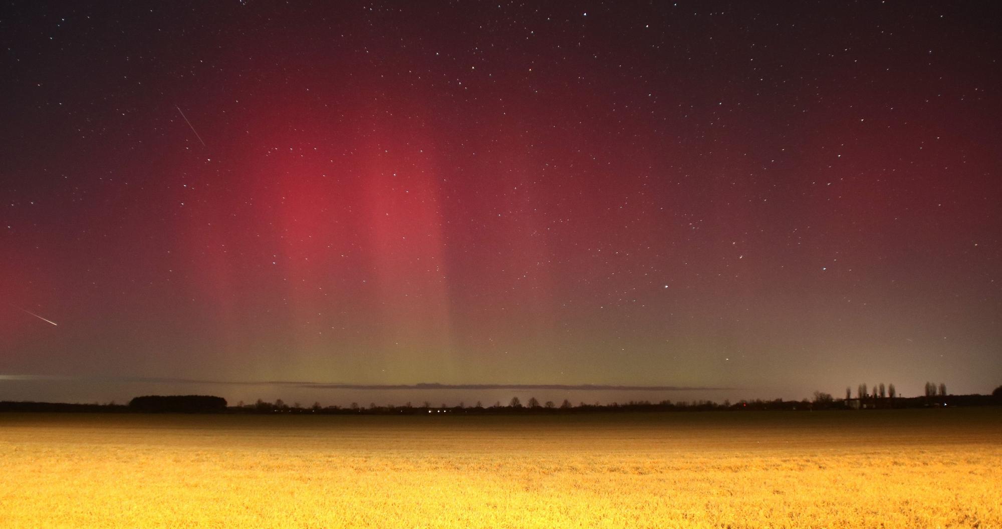 Polarlichter leuchten über Brandenburg auf dieser Nachtaufnahme mit Langzeitbelichtung. Eine starke Eruption auf der Sonne hat zu den roten und grünen Leuchteffekten in der Atmosphäre geführt, die man sonst nur im nördlichen Skandinavien oder auf Island sehen kann. Das Naturschauspiel war an dunklen Orten in Brandenburg und Sachsen-Anhalt besonders gut zu sehen.