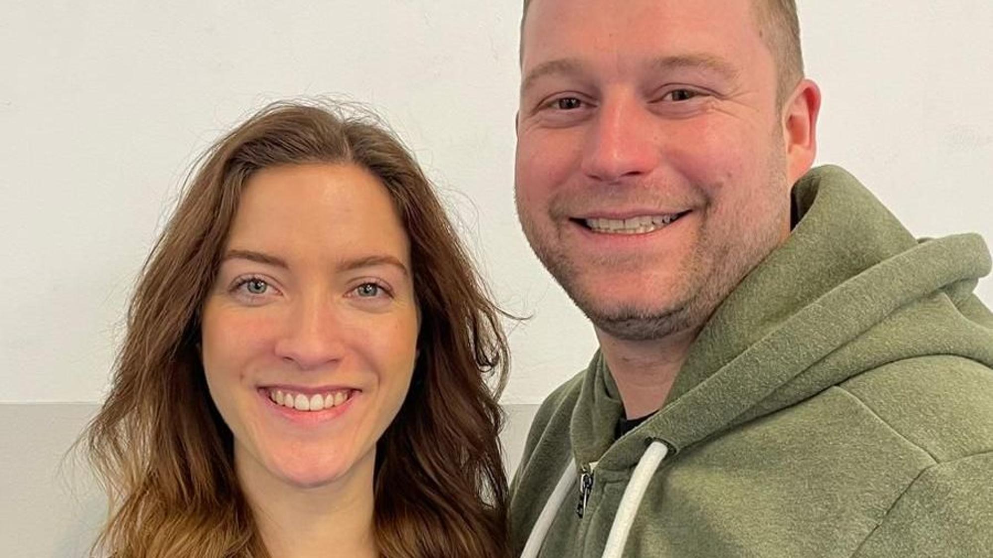 Elena Stickelmann und Florian Gorny schauen in die Kamera.
