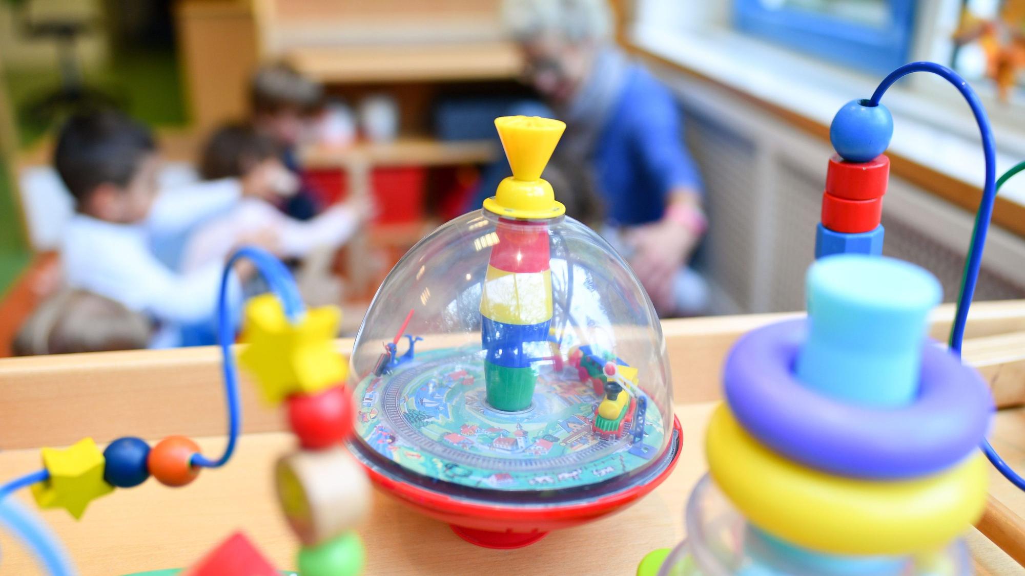 Eine Erzieherin spielt in einer Kita mit Kindern. Der Beruf der Erzieherin und des Erziehers wird nicht genug geschätzt.