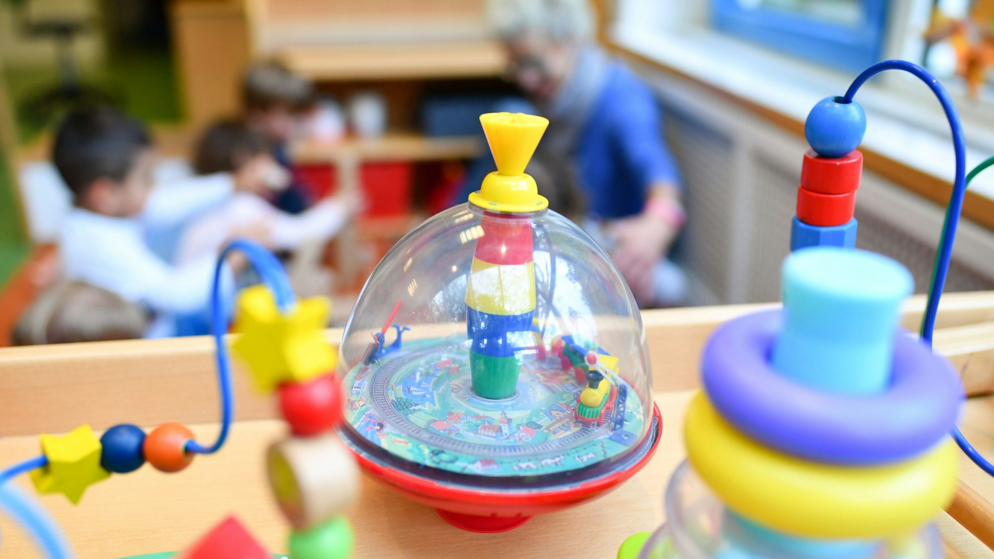 Eine Erzieherin spielt in einer Kita mit Kindern. Der Beruf der Erzieherin und des Erziehers wird nicht genug geschätzt.