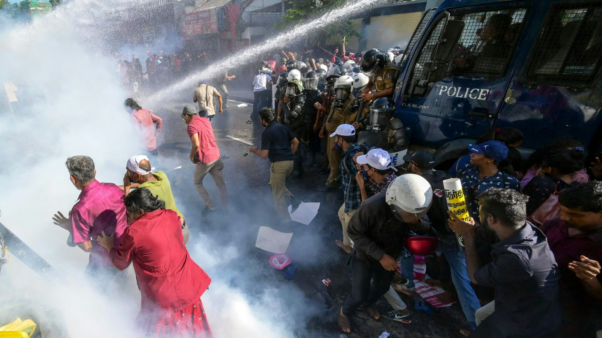 Polizei in Sri Lanka schlägt Proteste nieder, nach Absage der Kommunalwahlen.