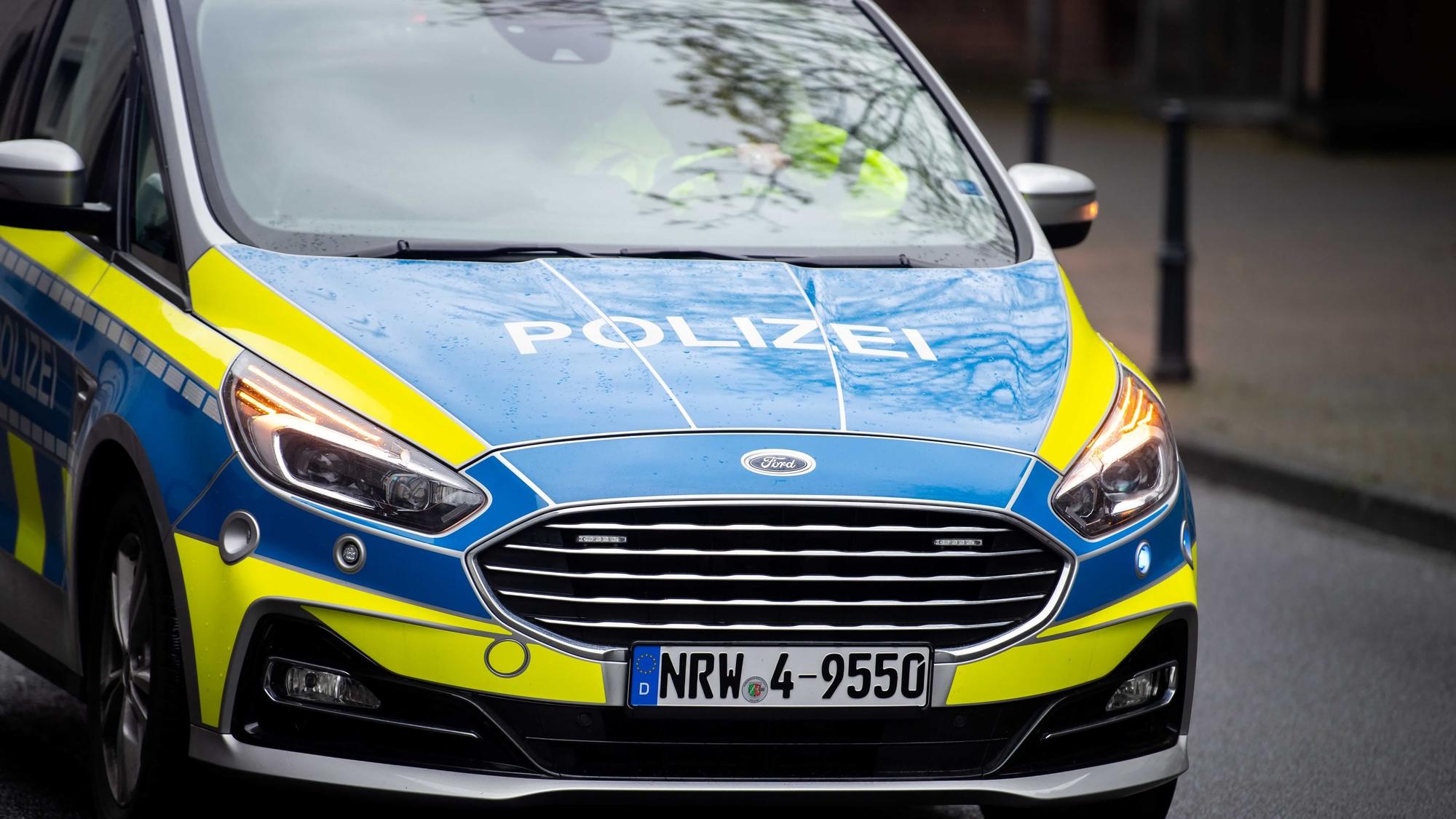 Das Foto zeigt ein Polizeiauto im Einsatz,