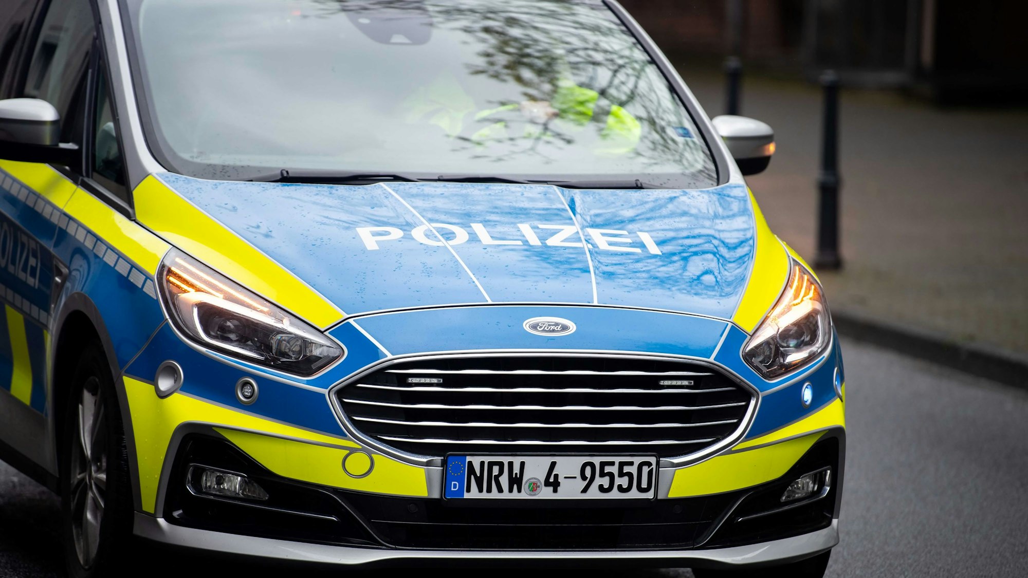 Das Foto zeigt ein Polizeiauto im Einsatz,