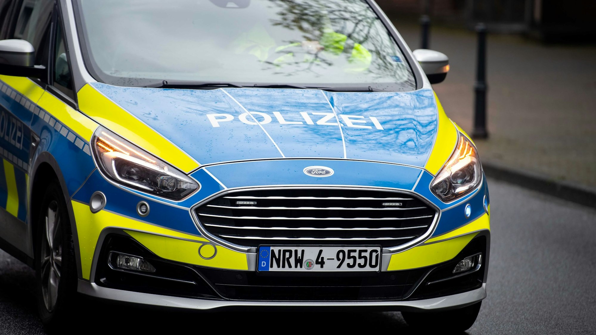 Das Foto zeigt einen Polizeiwagen im Einsatz.
