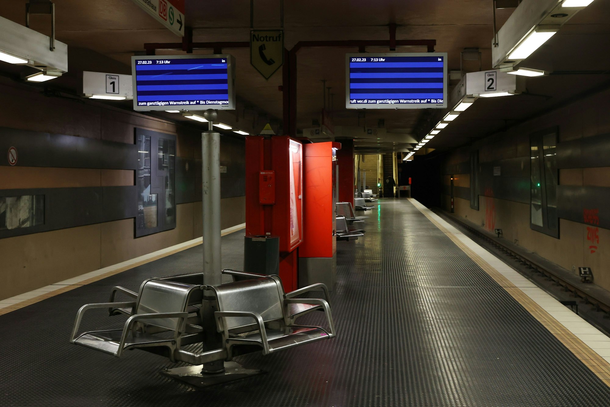 Foto einer leeren Haltestelle.