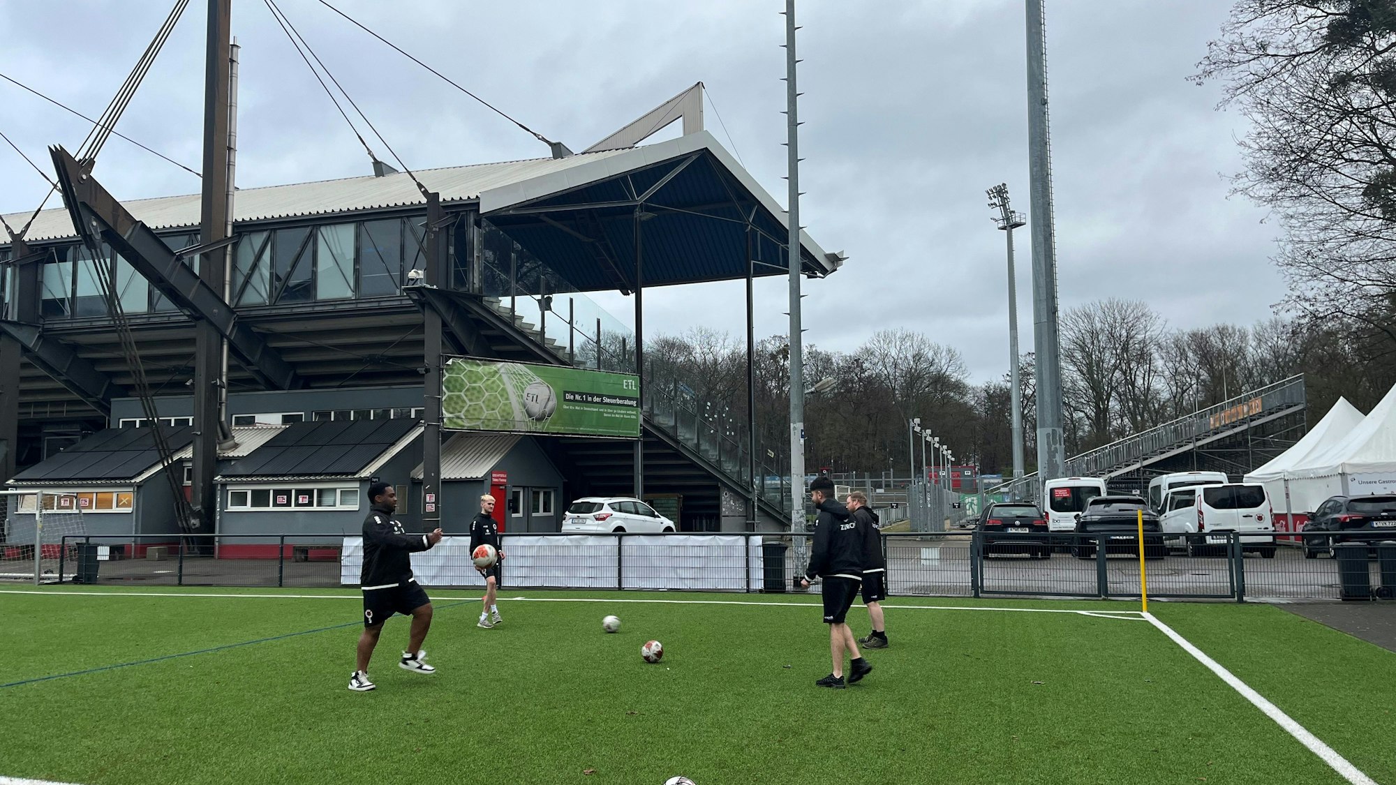 Ein Trainingsspiel im Schatten des Sportparks Höhenberg.