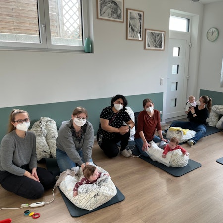 Hebamme Emine Bodenstein mit Babymassagekurs