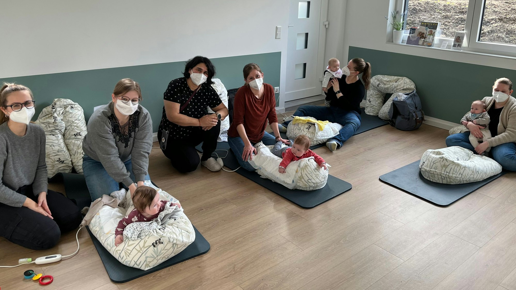 Hebamme Emine Bodenstein mit Babymassagekurs