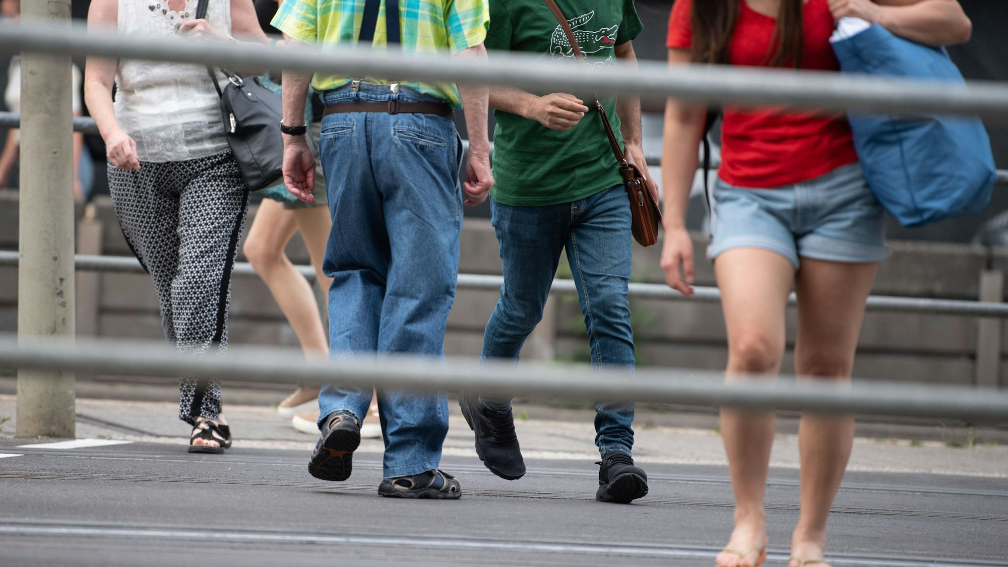 Fußgänger überqueren eine Straße.
