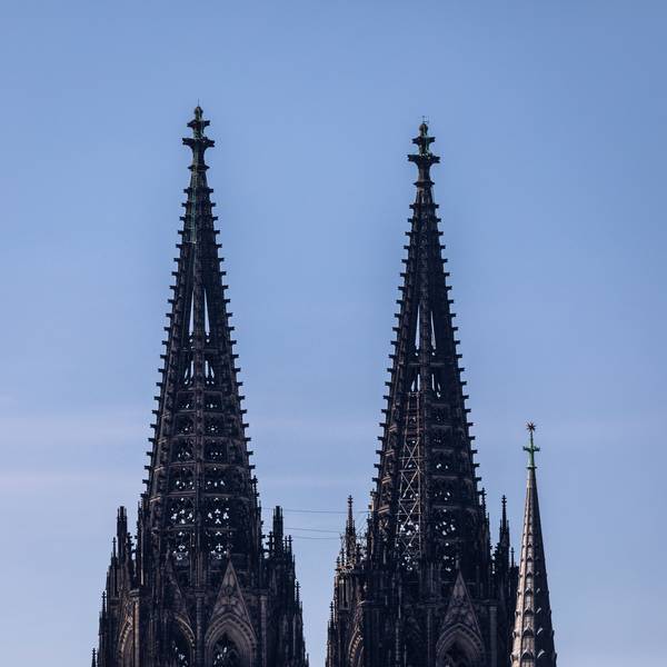 Die beiden Türme des Kölner Dom (Hohe Domkirche St. Petrus) sind vor einem blauen Himmel zu sehen.