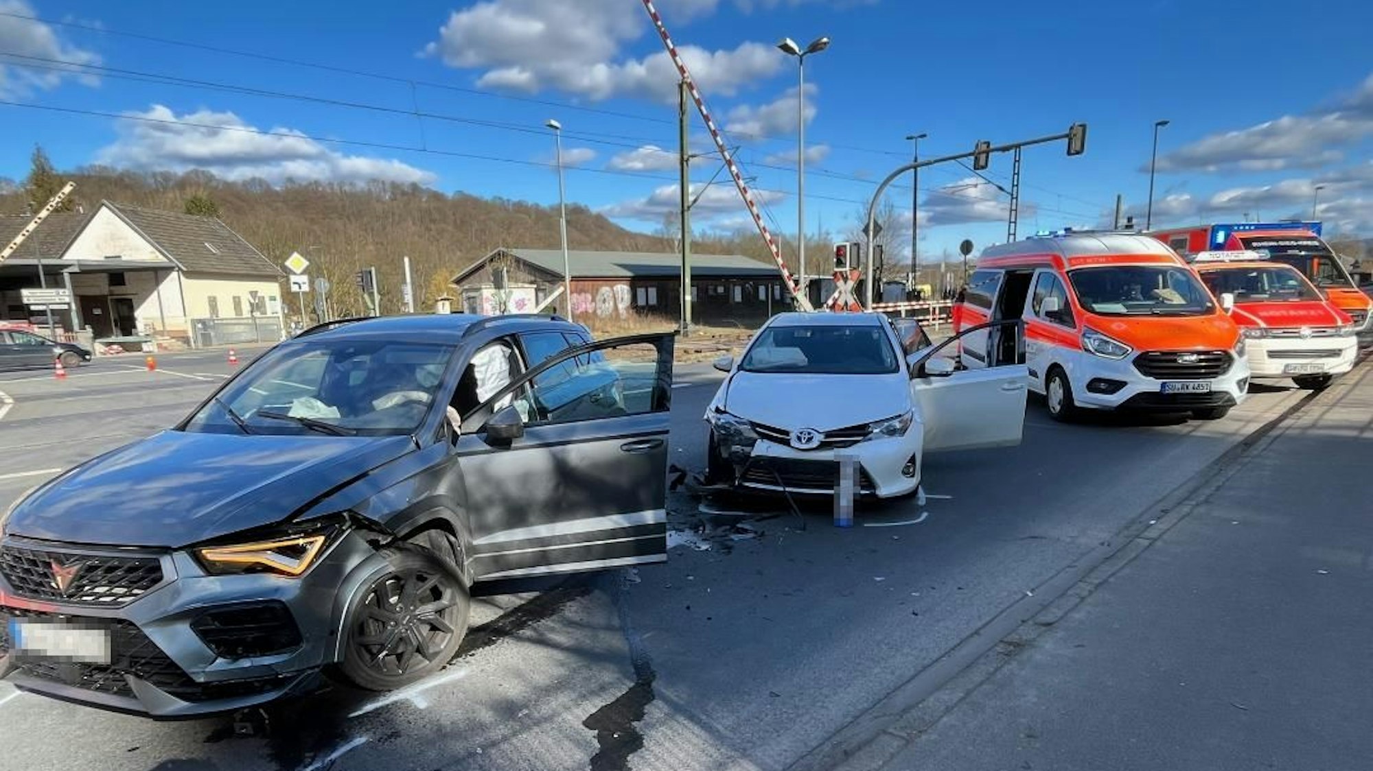 Zwei beschädigte Autos nach einem Verkehrsunfall.