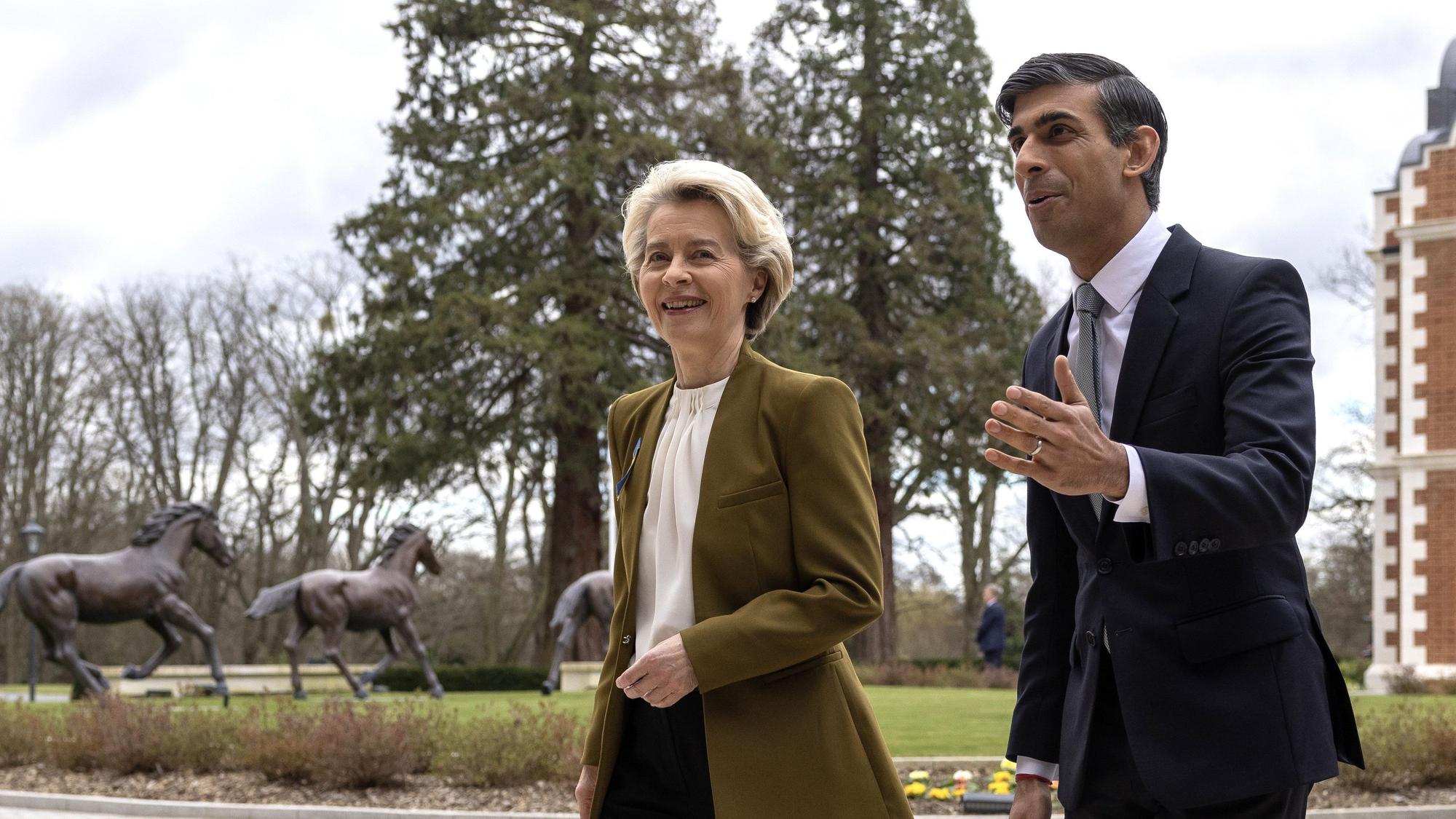 Rishi Sunak (r.), Premierminister von Großbritannien, begrüßt Ursula von der Leyen, Präsidentin der Europäischen Kommission, in Windsor zu Gesprächen.