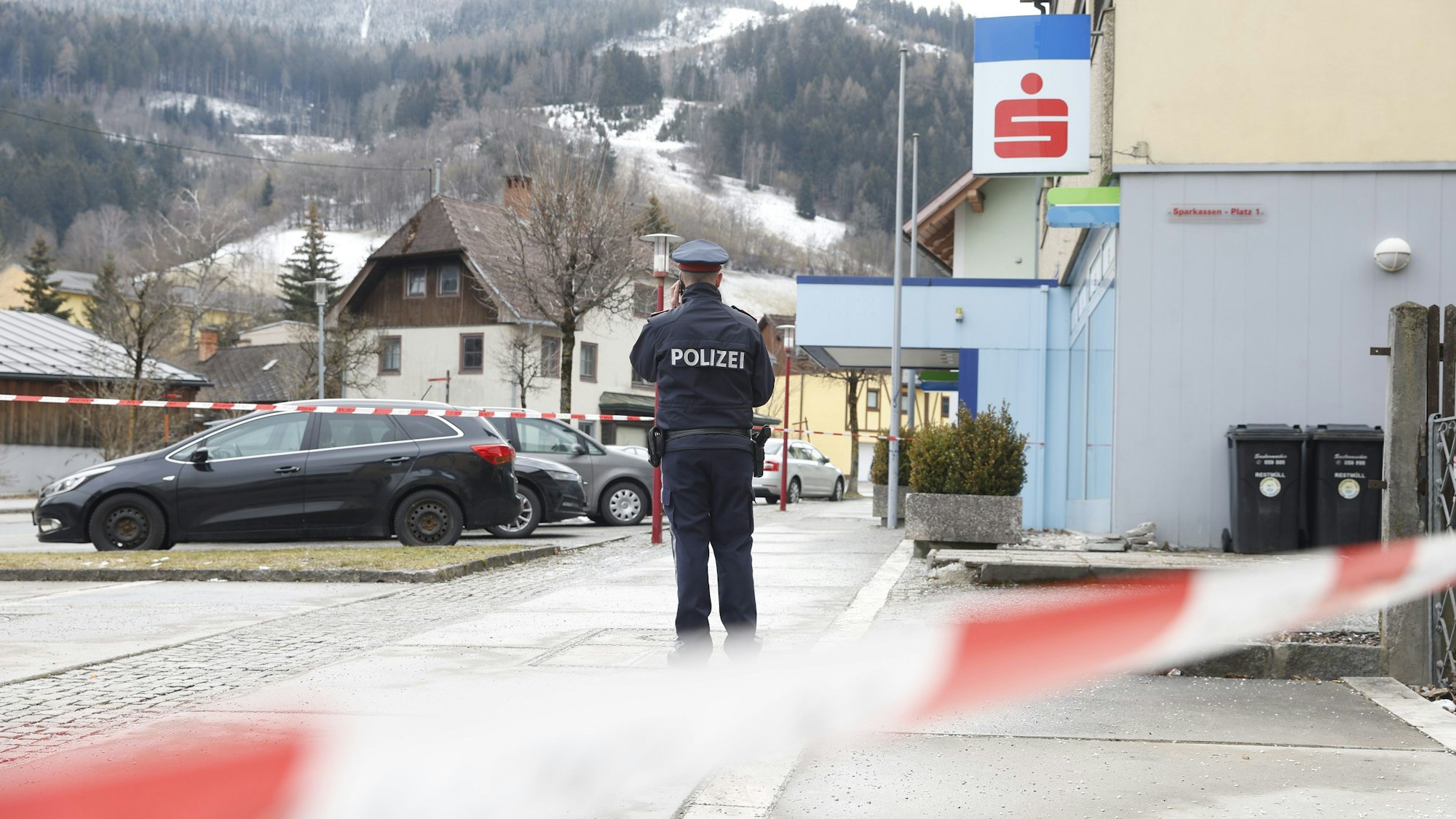 Absperrband hängt vor der obersteirischen Polizeiinspektion Trieben (Bezirk Liezen).