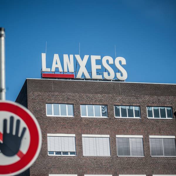 Der Lanxess-Schriftzug steht auf einem Gebäude im Chempark Leverkusen.