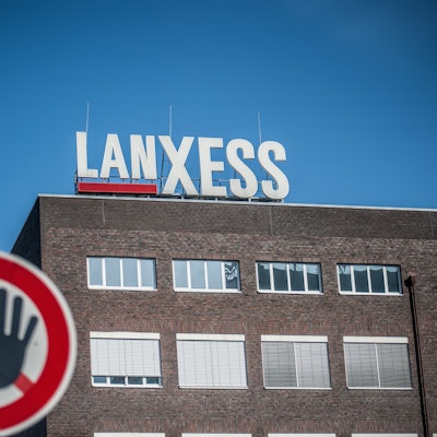 Der Lanxess-Schriftzug steht auf einem Gebäude im Chempark Leverkusen.
