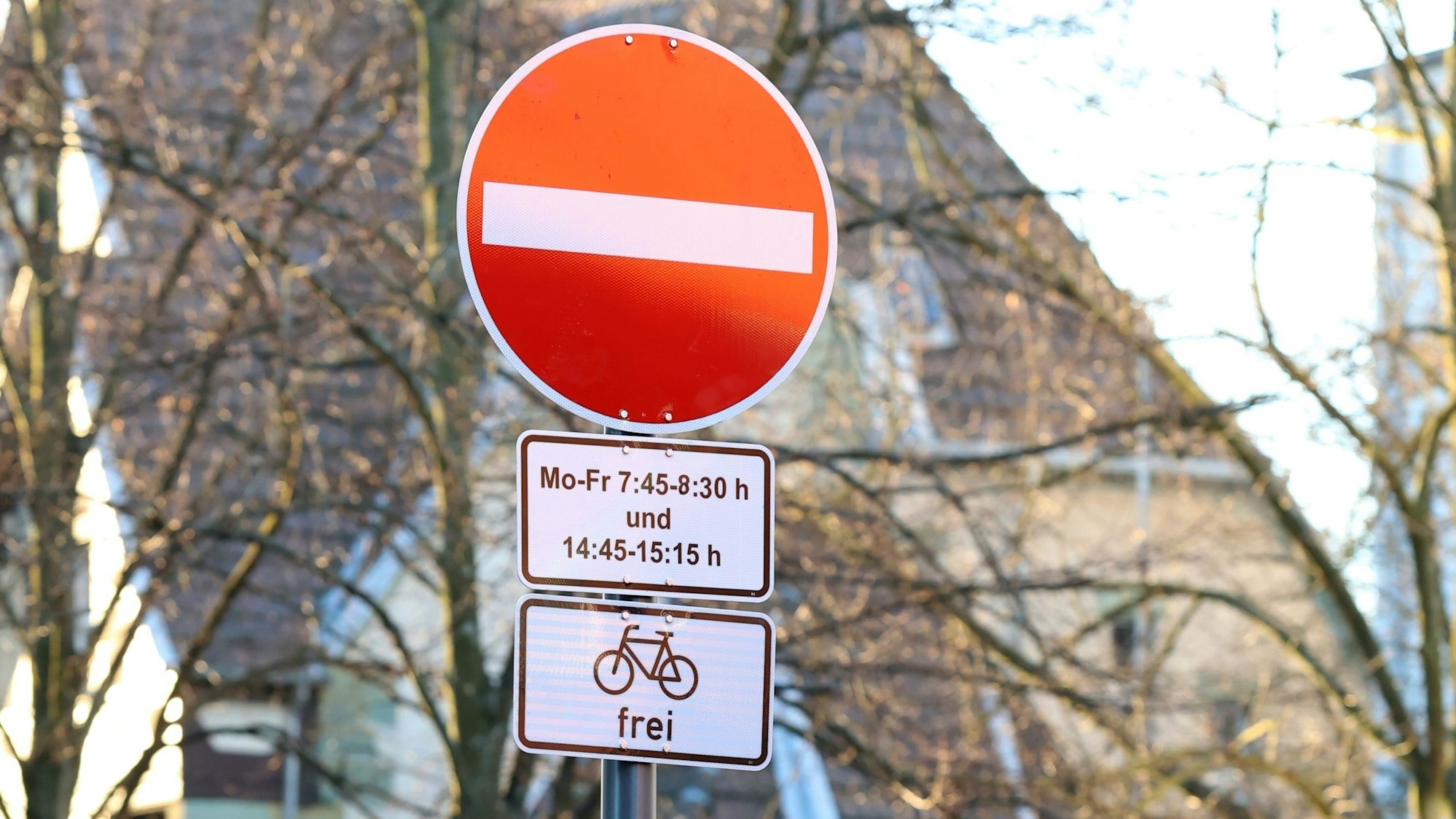 Ein Verkehrsschild zeigt die Zeiten, zu denen die Zufahrt verboten ist.