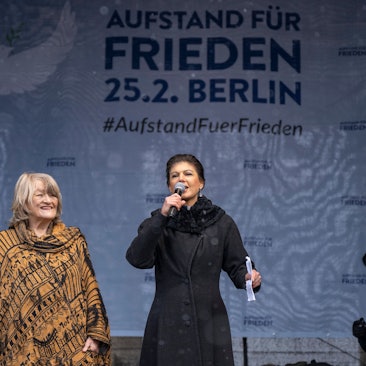 Alice Schwarzer (l.) und Sahra Wagenknecht (r.), stehen beim „Aufstand für den Frieden“ auf der Bühne. Die Publizistin und die Linken-Politikerin hatten zuvor erklärt, es sei Zeit, ihnen zuzuhören. Wenn man das tut, fragt man sich allerdings schnell, warum man das tun sollte.