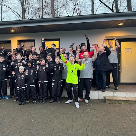 Die beiden Inklusionsmannschaften von Viktoria Köln üben das Jubeln.