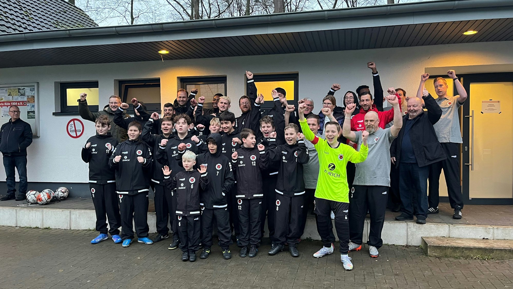 Die beiden Inklusionsmannschaften von Viktoria Köln üben das Jubeln.