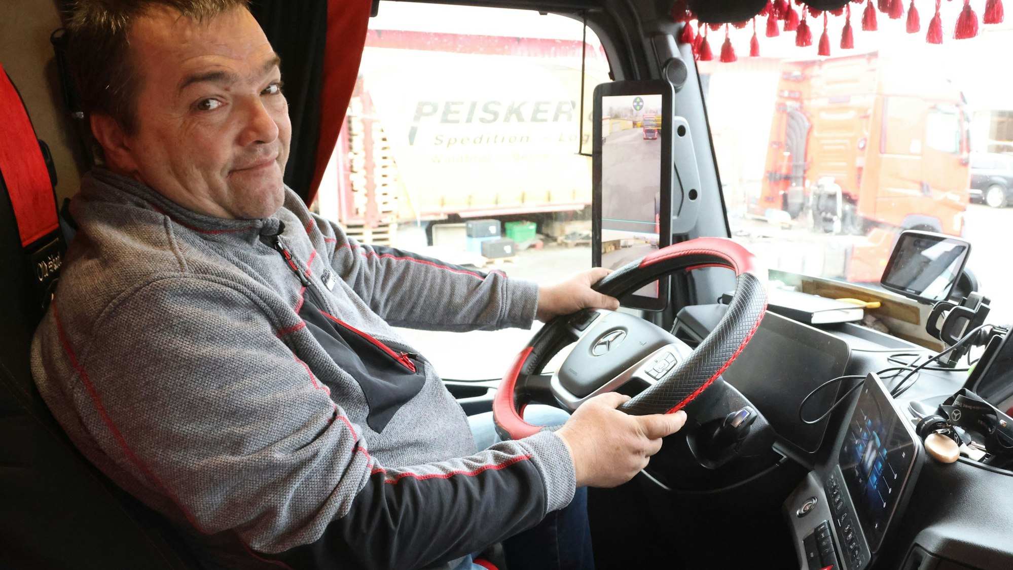 Blick auf den Lkw-Fahrer Andreas Harkebusch am Steuer eines Lkw