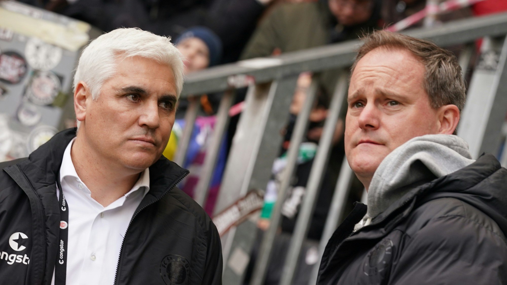 Andreas Bornemann (l), Geschäftsleiter Sport FC St. Pauli, und St. Paulis Präsident Oke Göttlich stehen vor Spielbeginn am Spielfeldrand.