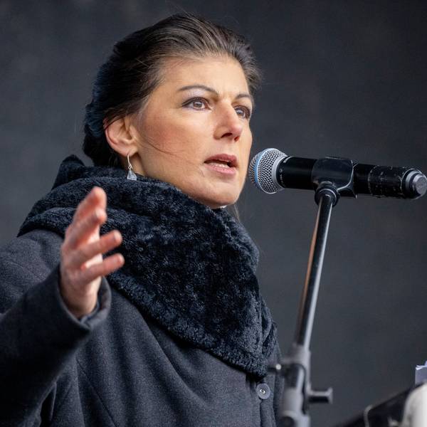 Sahra Wagenknecht (Die Linke), spricht während der Demonstration auf der Bühne. Robin Alexander ist der Meinung, mit ihrer Haltung erpresse sie die Linken.