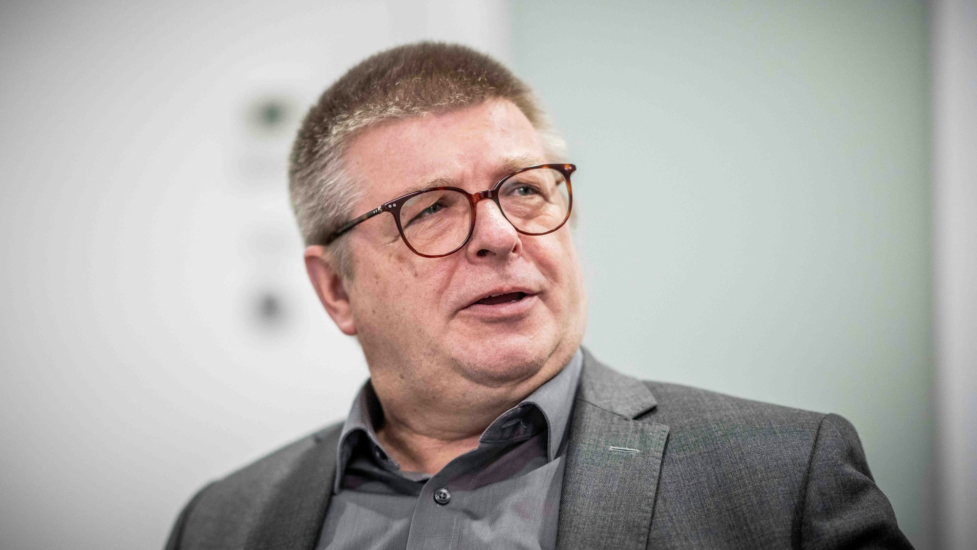 Thomas Haldenwang, Präsident des Bundesamtes für Verfassungsschutz im Porträt. Er trägt einen Anzug und eine Brille.